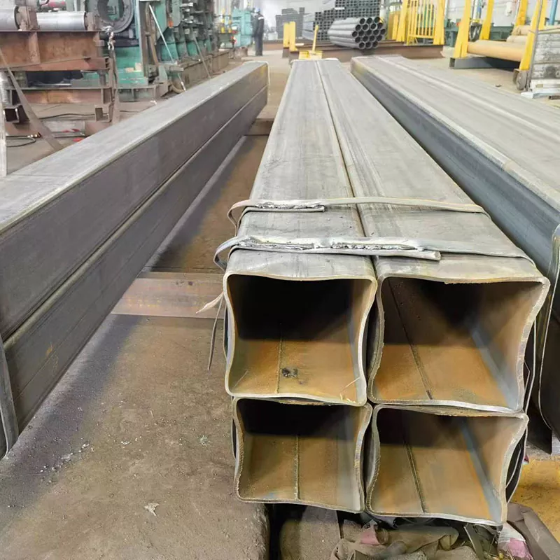 Tubo rettangolare nero di grosso calibro