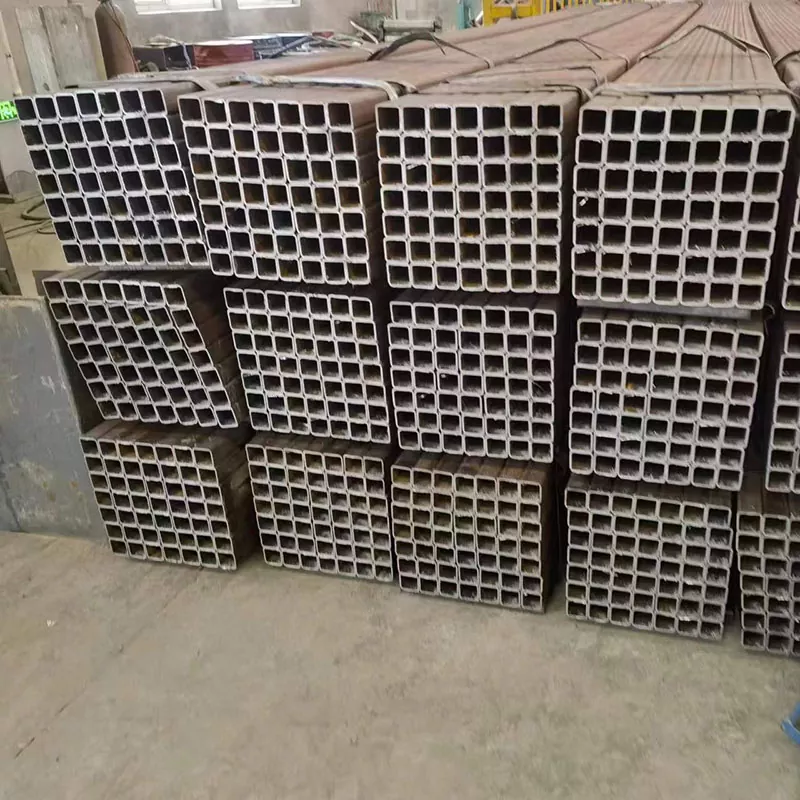 Tubo rettangolare nero spesso